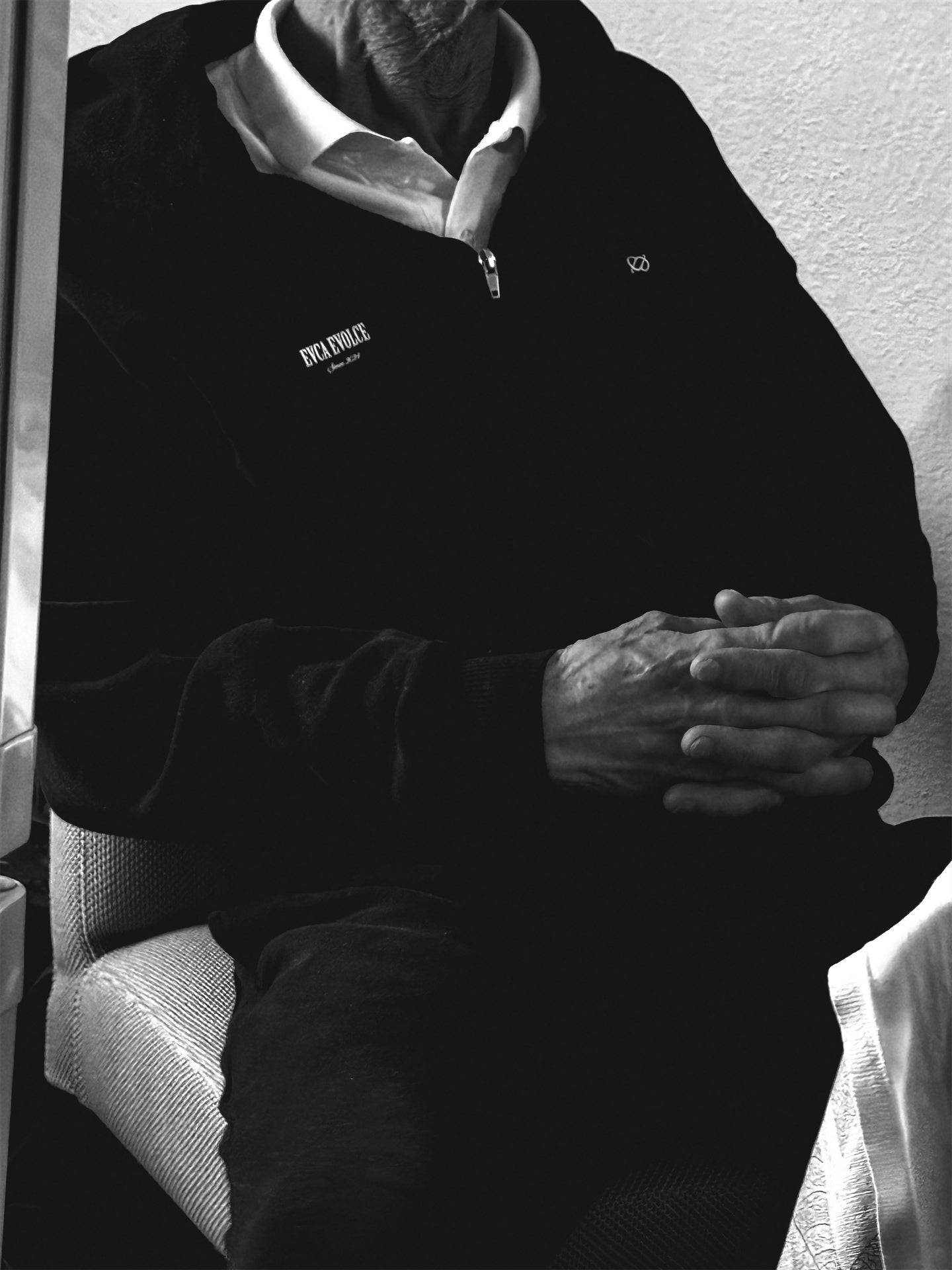 BLACK SWEATSHIRT